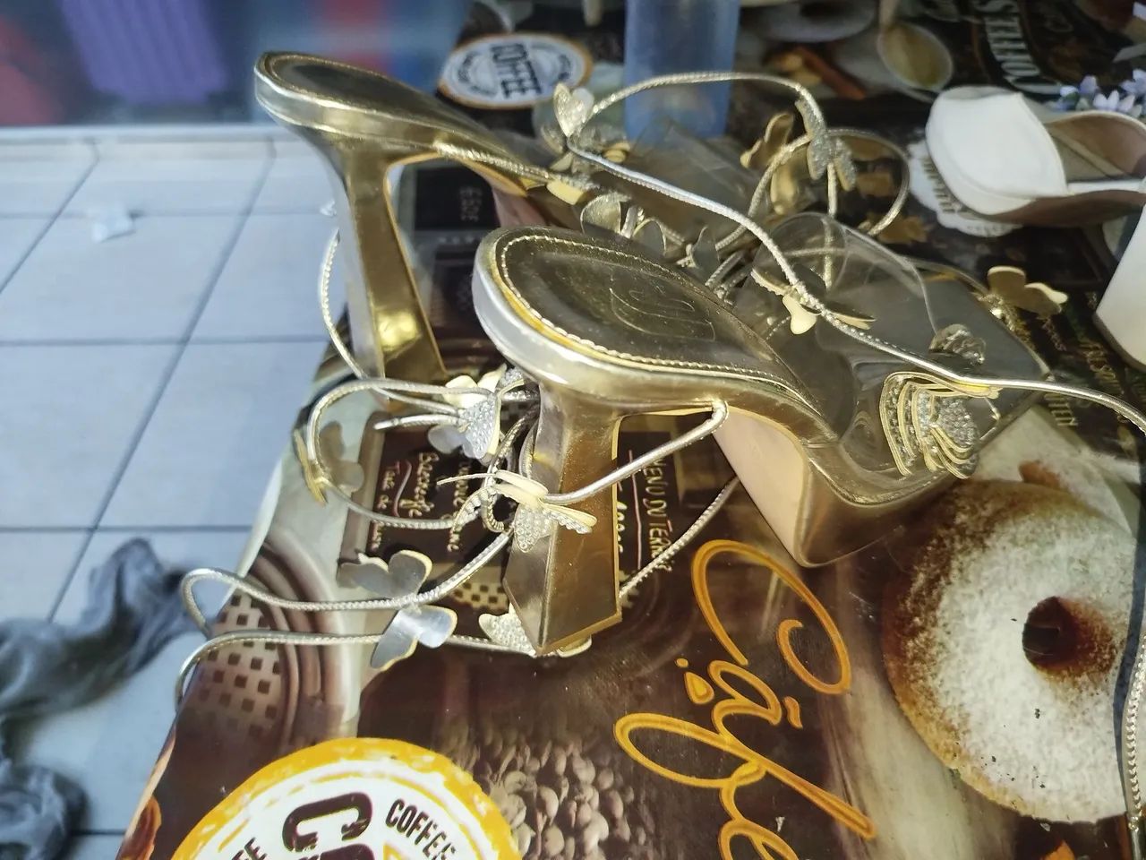 Sandálias, botas, sapatilhas e saltos diversos