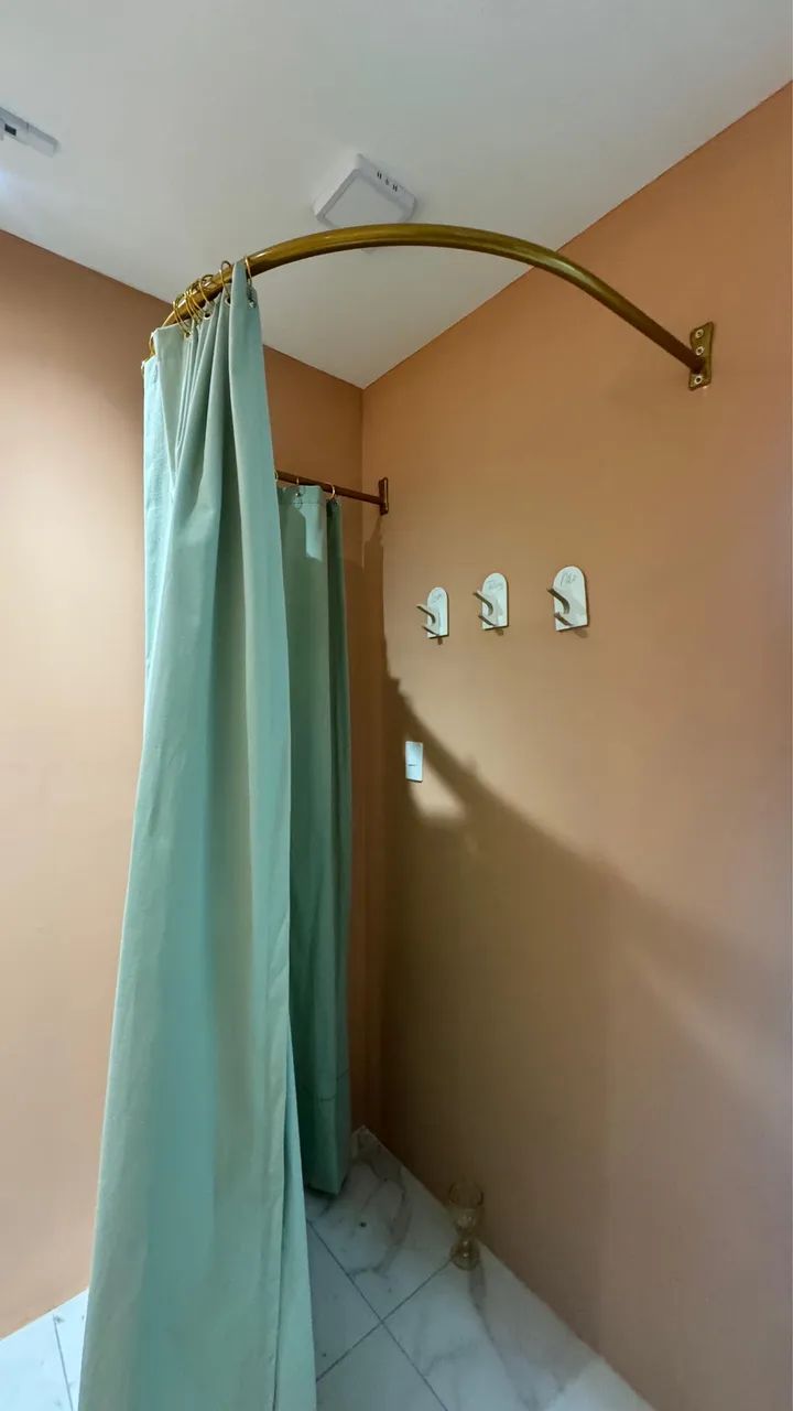 Moveis completos loja de roupas fechamento planejado dourado - Foto 5