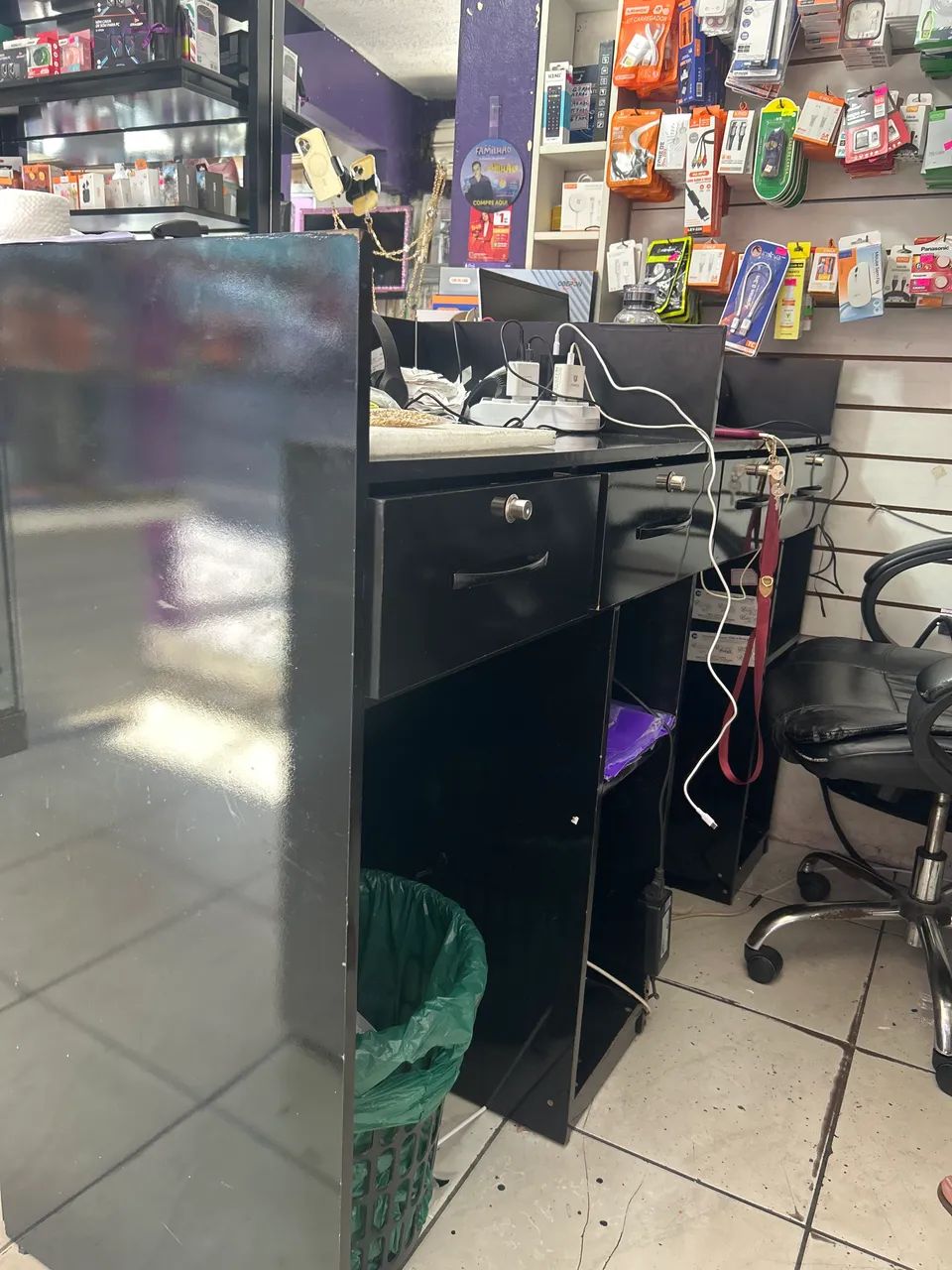 Vende-se um balcão. 