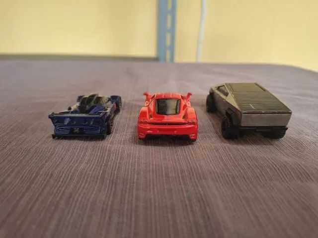 3 carrinhos usados, ferrari burago e outros hotwheels - Foto 5