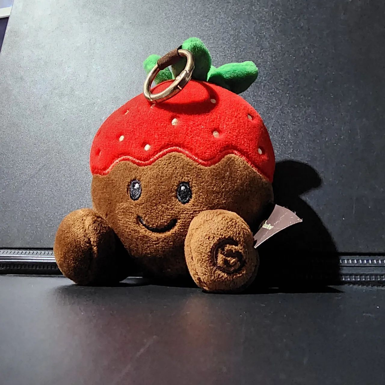 Este chaveiro de pelúcia é o personagem Momô Morango 