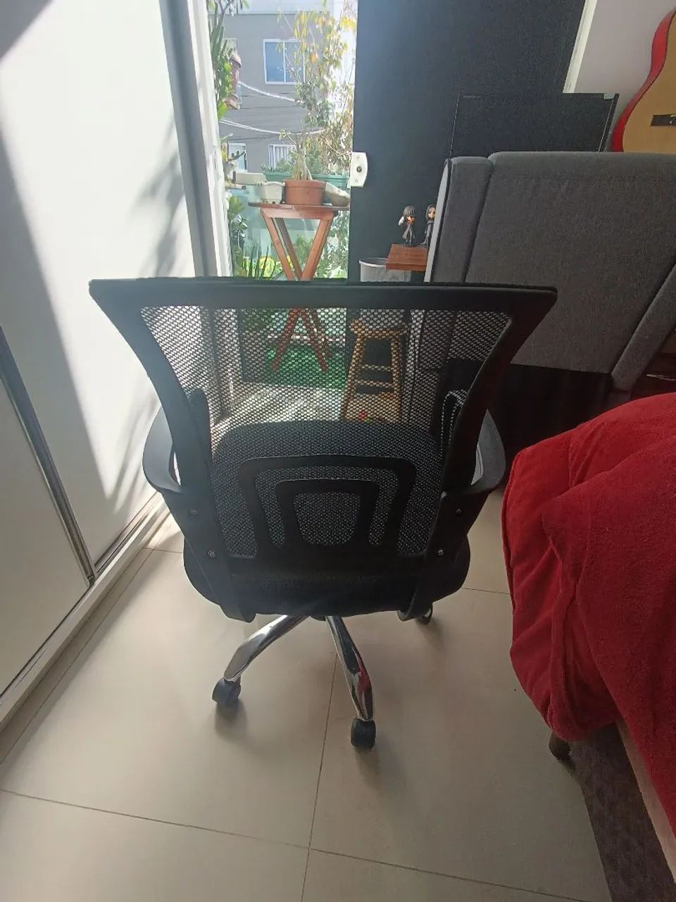 Cadeira Escritório Preta Estofado Base Giratória Tela Mesh - Foto 4