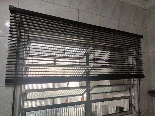 Persiana preta sanfonada com puxador de ajuste - Foto 2
