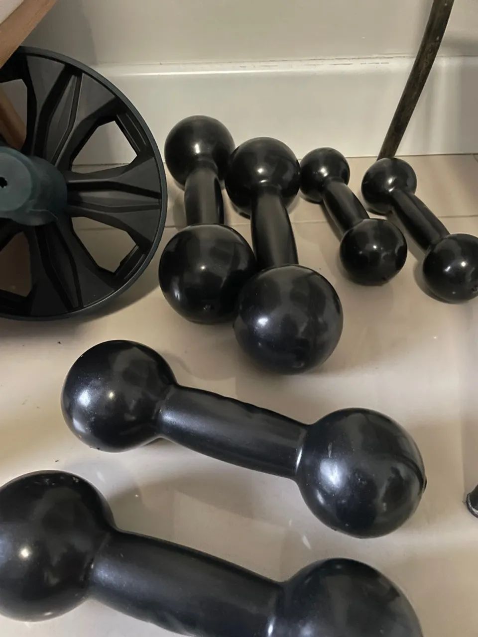 Kit Academia Completo: Halteres 1kg, 2kg e 3kg + Elásticos + Roda Abdominal