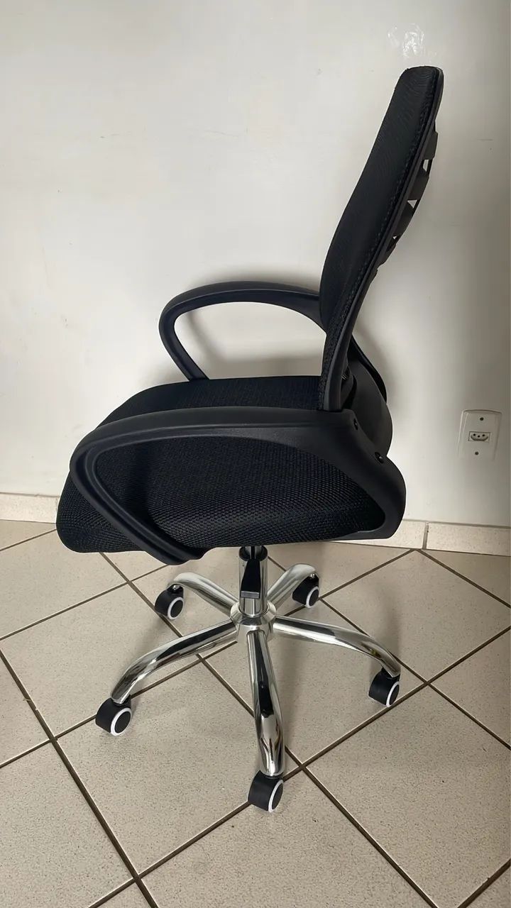1 Cadeira de escritório giratória semi nova preta apenas 200,00 - Foto 4