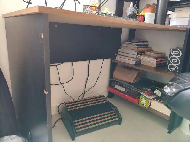 Escrivaninha em ótimo estado com estante - Foto 2