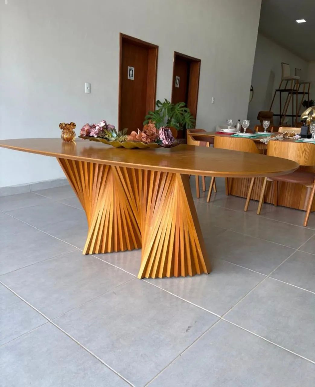 Mesa de Jantar 220x110cm Base Ripada Com 8 Cadeiras Poltrona  - Foto 2