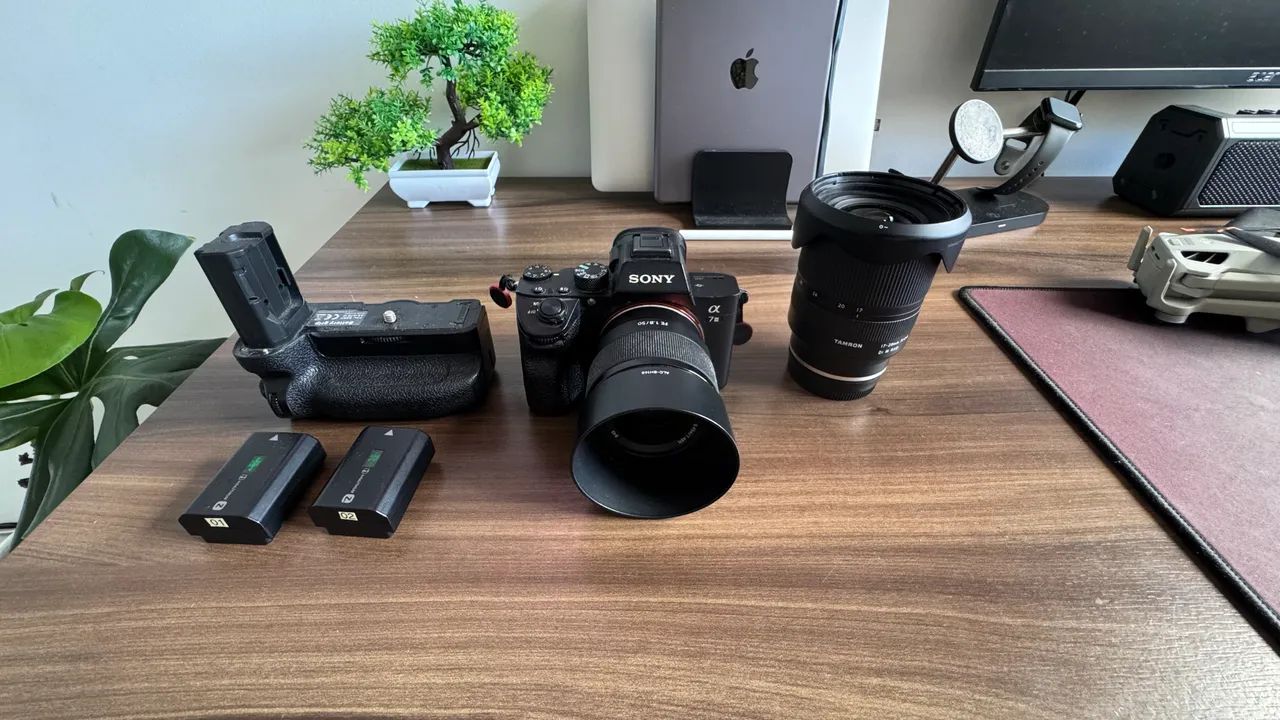 Sony A7iii - 2 lentes, 2 baterias, grip, sem detalhes