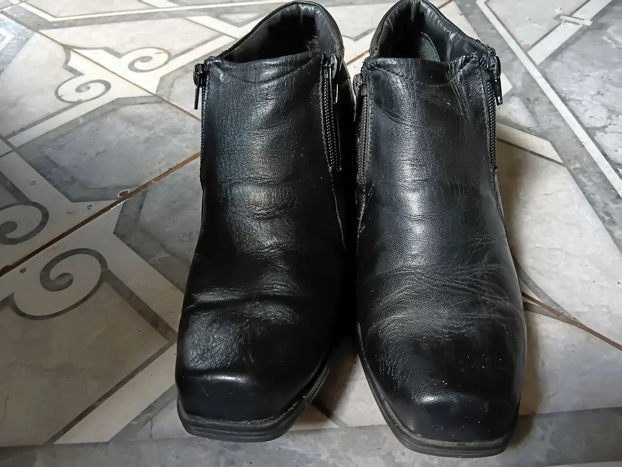 Bota couro legítimo semi nova com zíper  - Foto 3