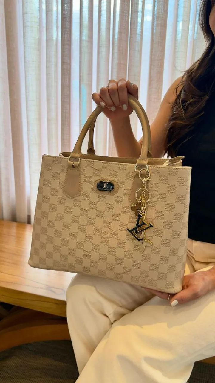 Bolsa Estilo LV com Alça Transversal - Elegante e Espaçosa - Foto 2