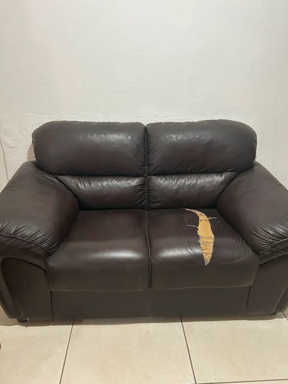 Sofá de couro (rasgado) - Foto 2