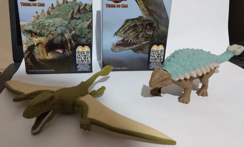 Kit com 2 brindes do Mcdonalds Jurassic  World