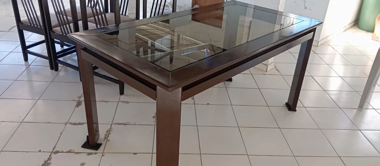 Linda mesa de madeira com tampo de vidro com 6 cadeiras.  - Foto 3