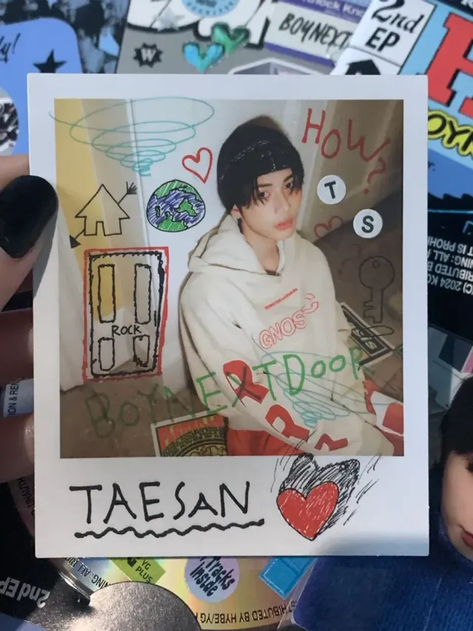 Albuns BOYNEXTDOOR ?HOW? STICKER Ver. Taesan e Leehan (completos) - Foto 5