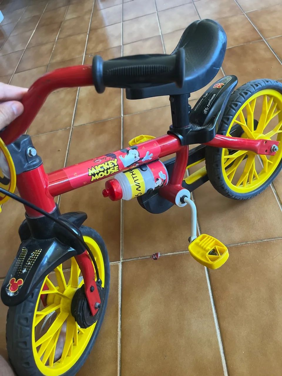 Bicicleta aro 12 Nathor com rodinhas do Mickey Mouse  - Foto 3