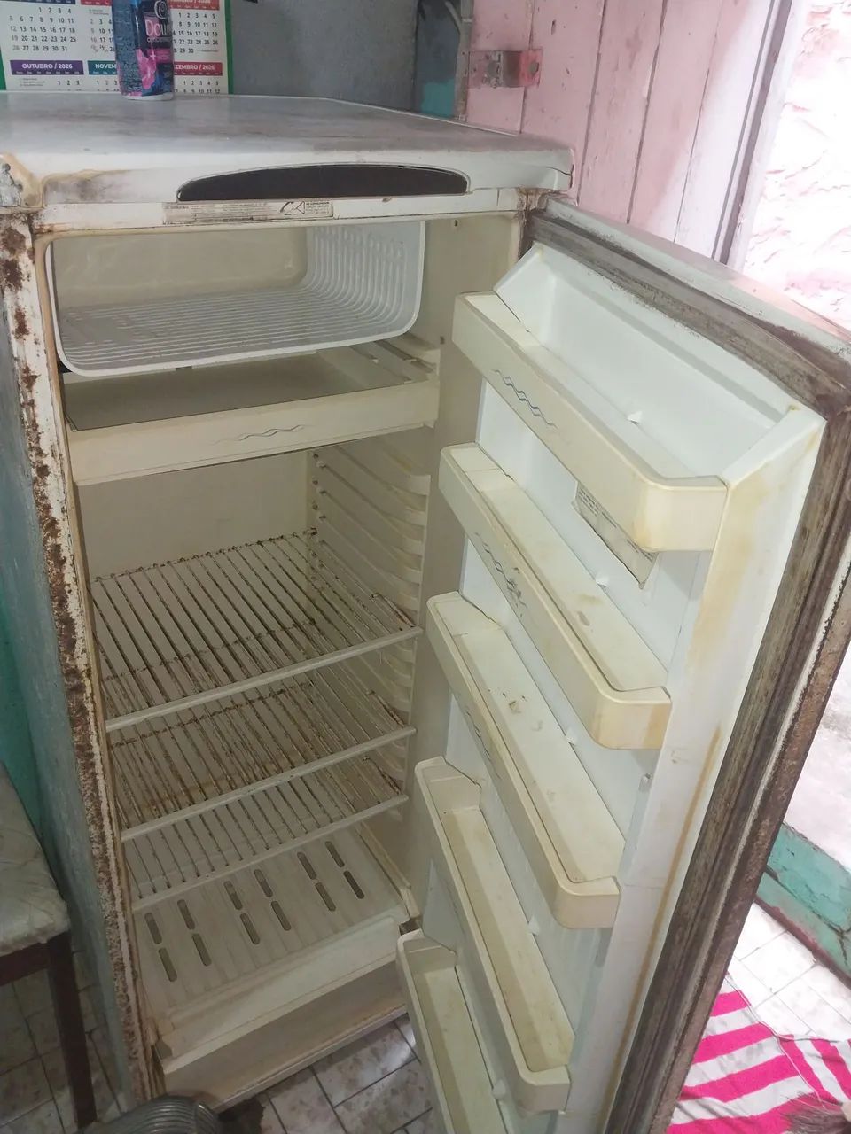 Vende-se geladeira prós docimo