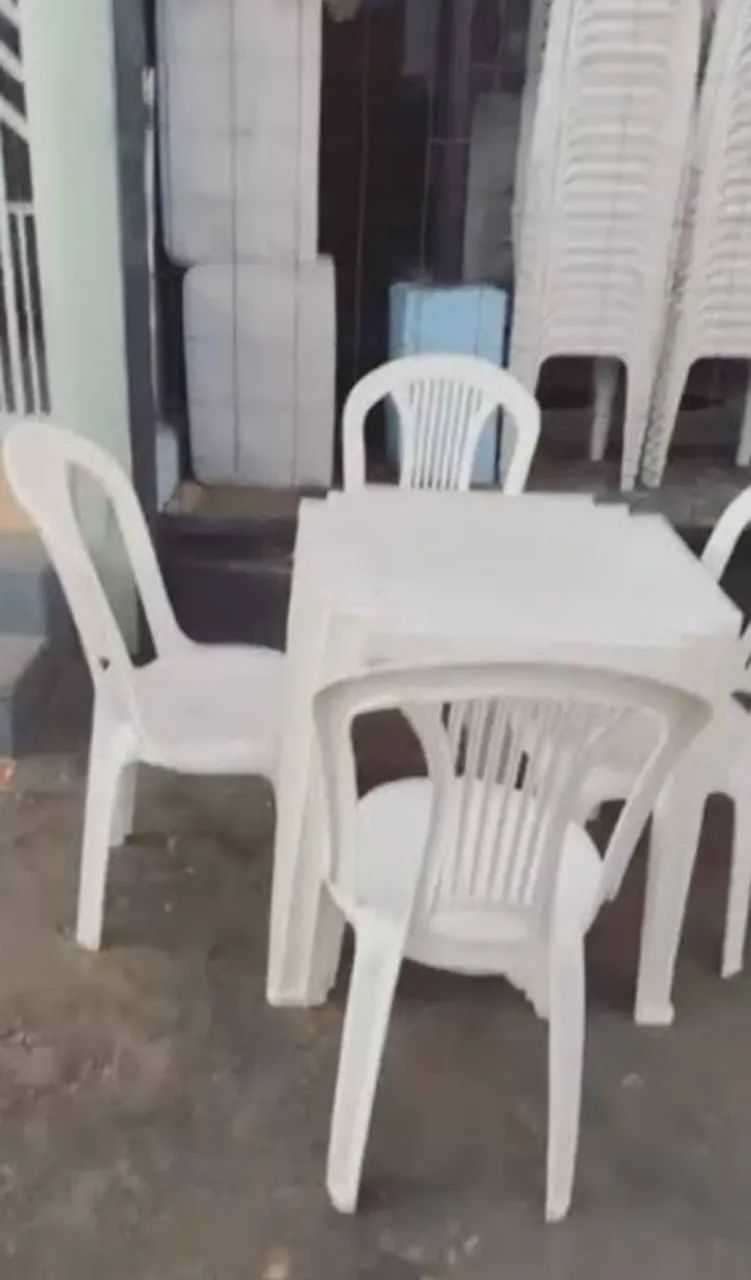 Mesa com 4 cadeiras 