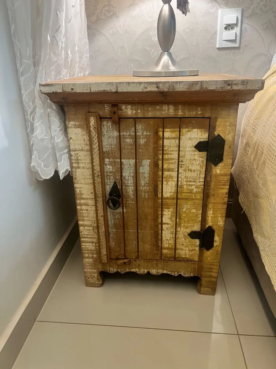 Mesinha de cabeceira em madeira rústica 
