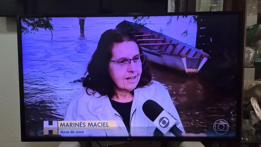 SMART TV  LG 43" polegadas, 4K - Pequeno defeito na tela inferior - Foto 3