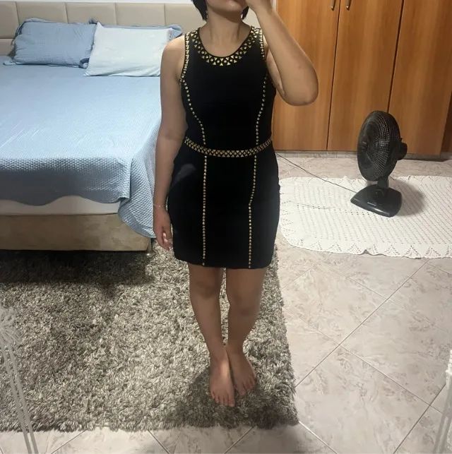 Vestido Le Lis Blanc Preto com Aplicações Douradas - Sofisticado, Perfeito para Noite - Foto 2