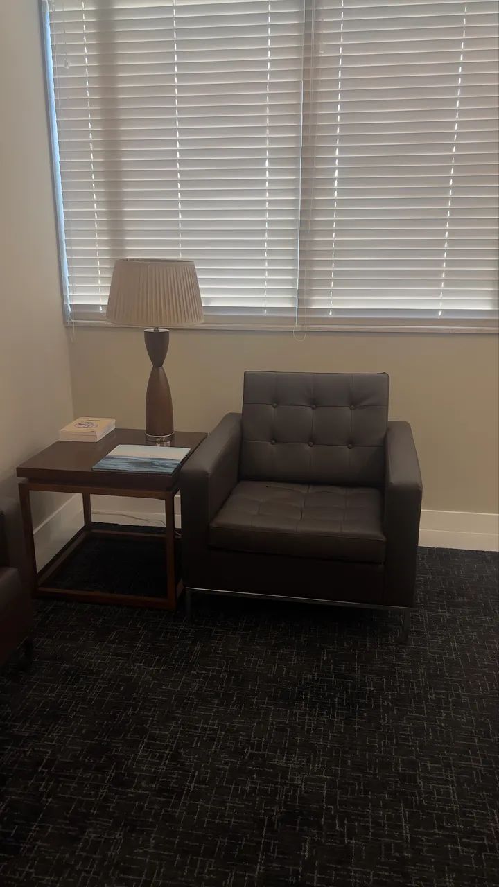 Sofá  fixo couro marrom  - Foto 4