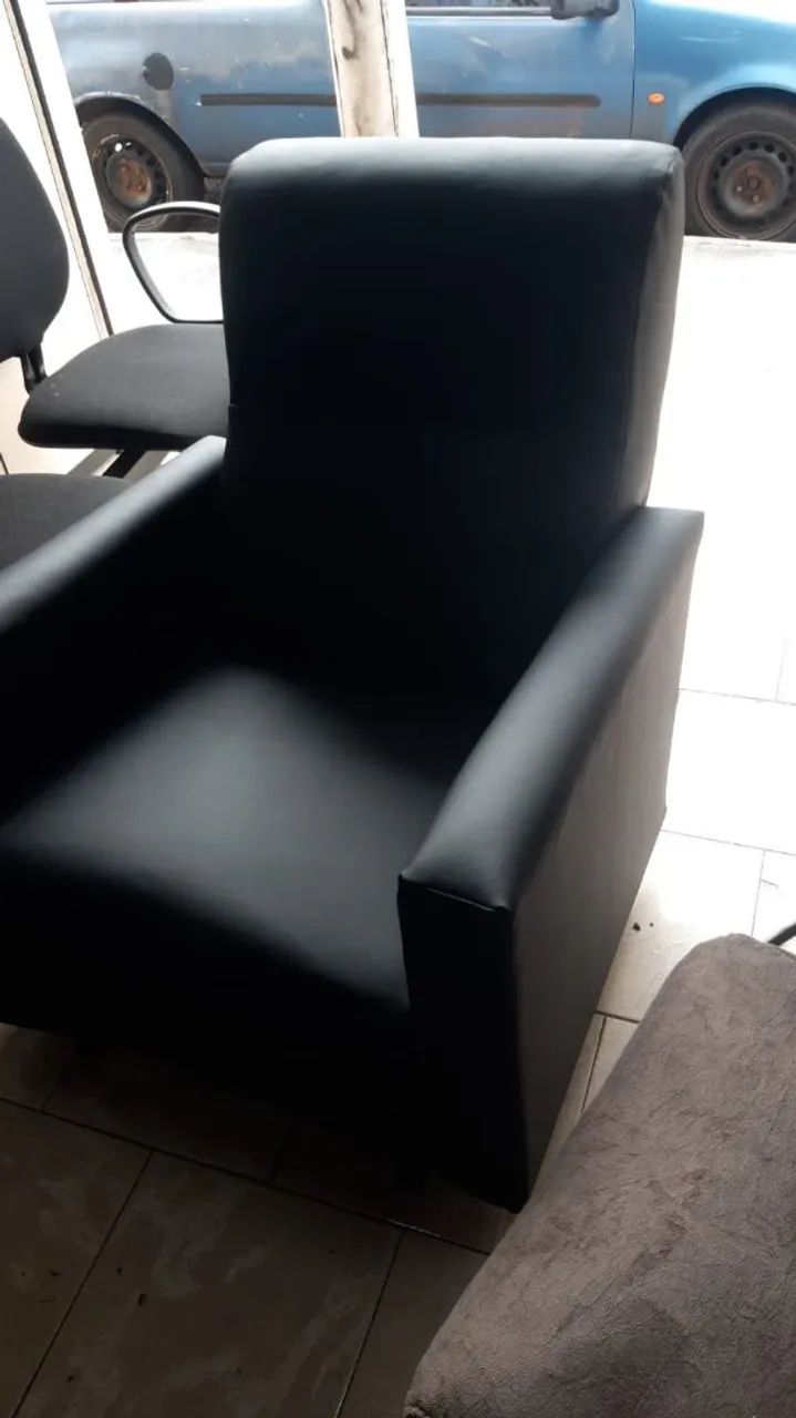 Poltrona de balanço em perfeito estado, reformada no curvin preto - Foto 2