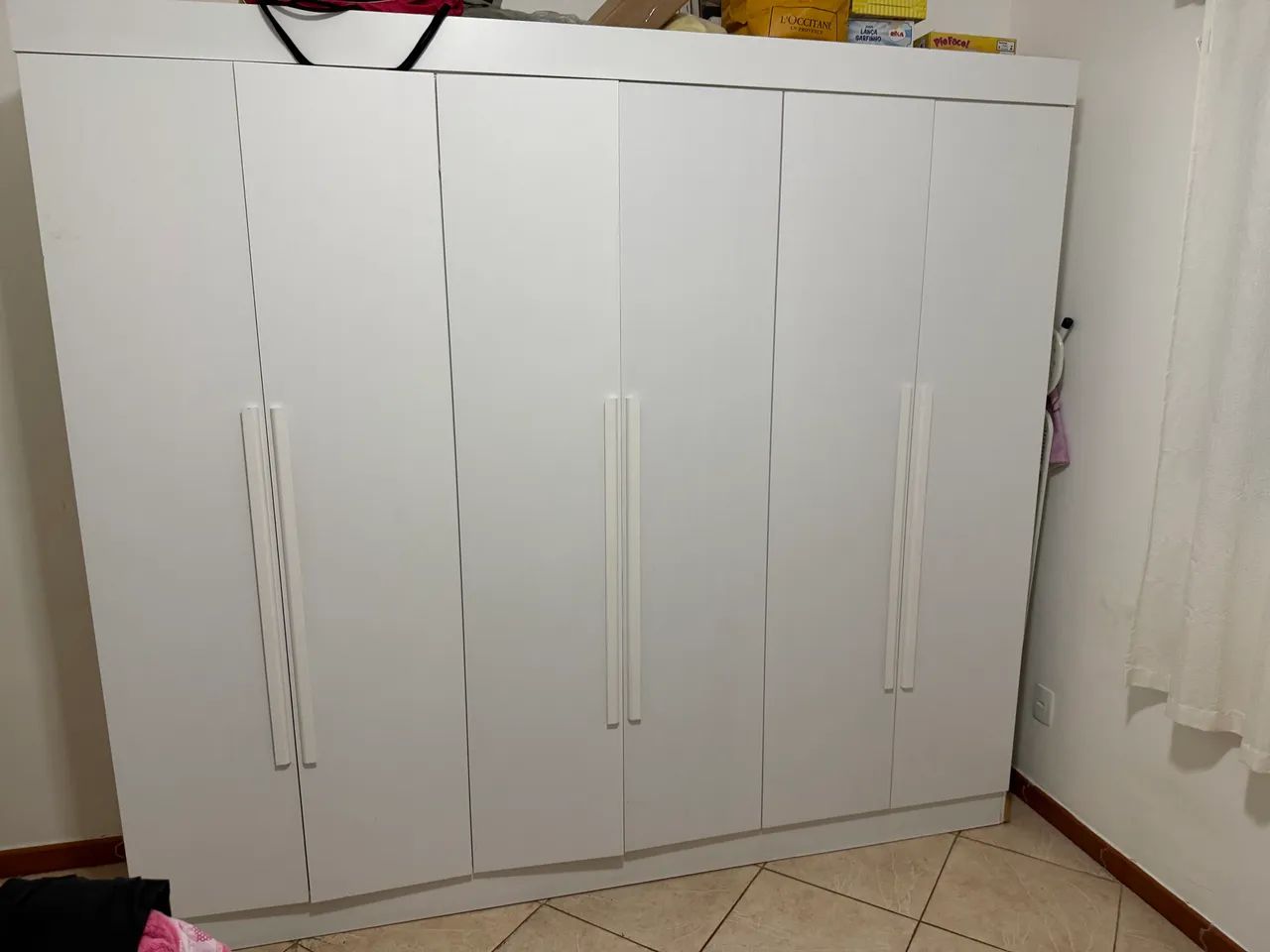 Guarda-roupas branco com 6 portas e 5 gavetas 