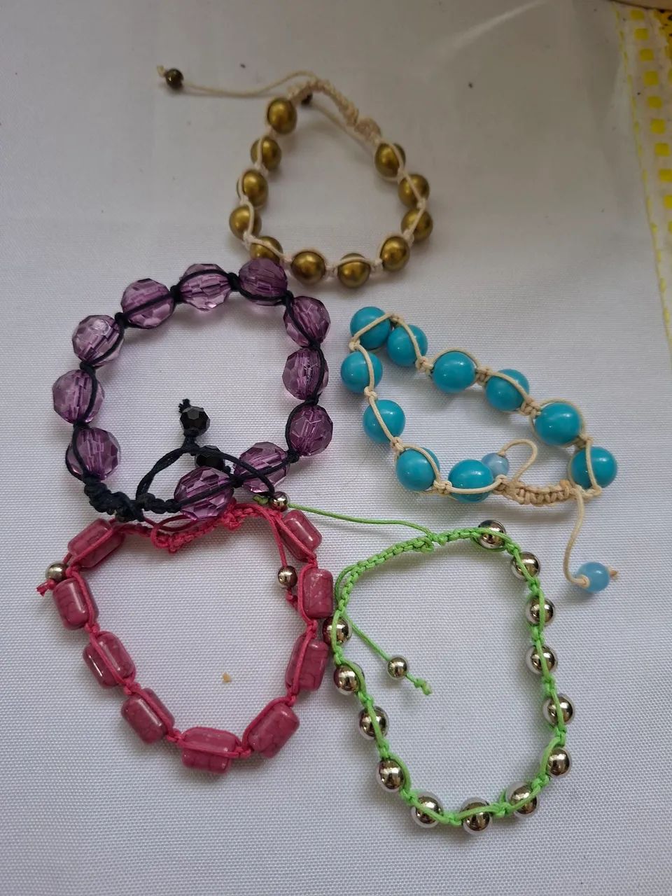 Pulseiras em macramê com contas diversas. - Foto 2