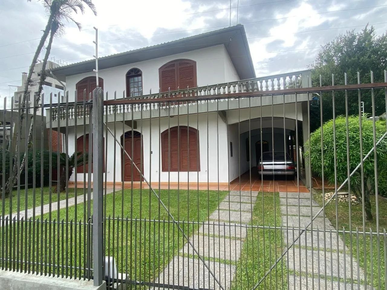 Casa de 06 dormitórios em Coqueiros