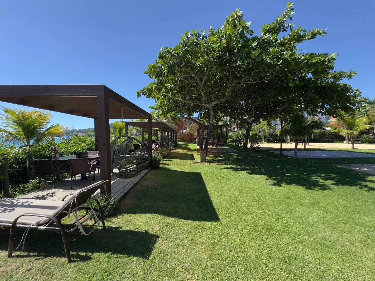 Casa com 5 quartos à venda, em condomínio Beira Mar em Jurerê - Florianópolis/SC.