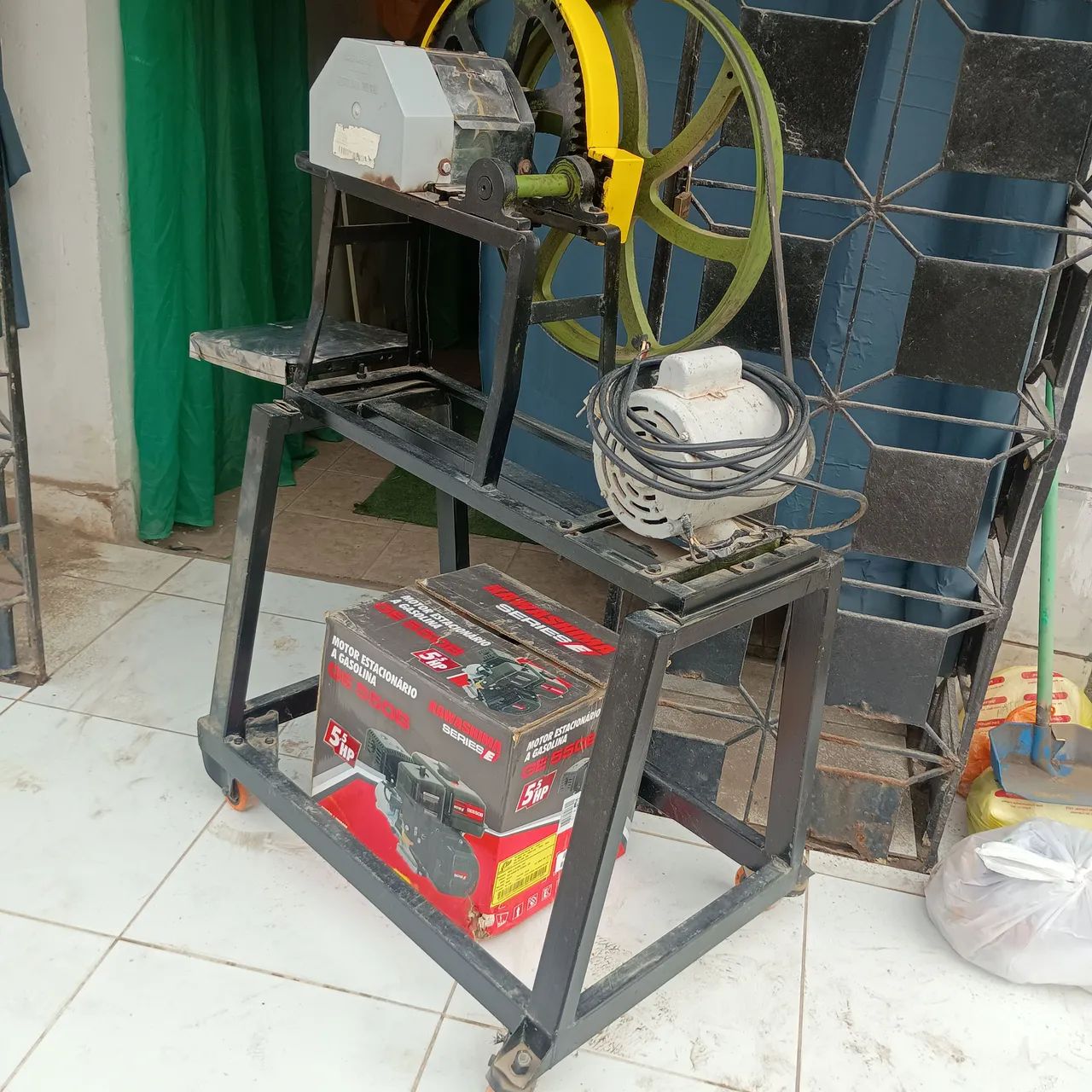 Engenho de caldo de cana com dois motores , elétrico e gasolina 
