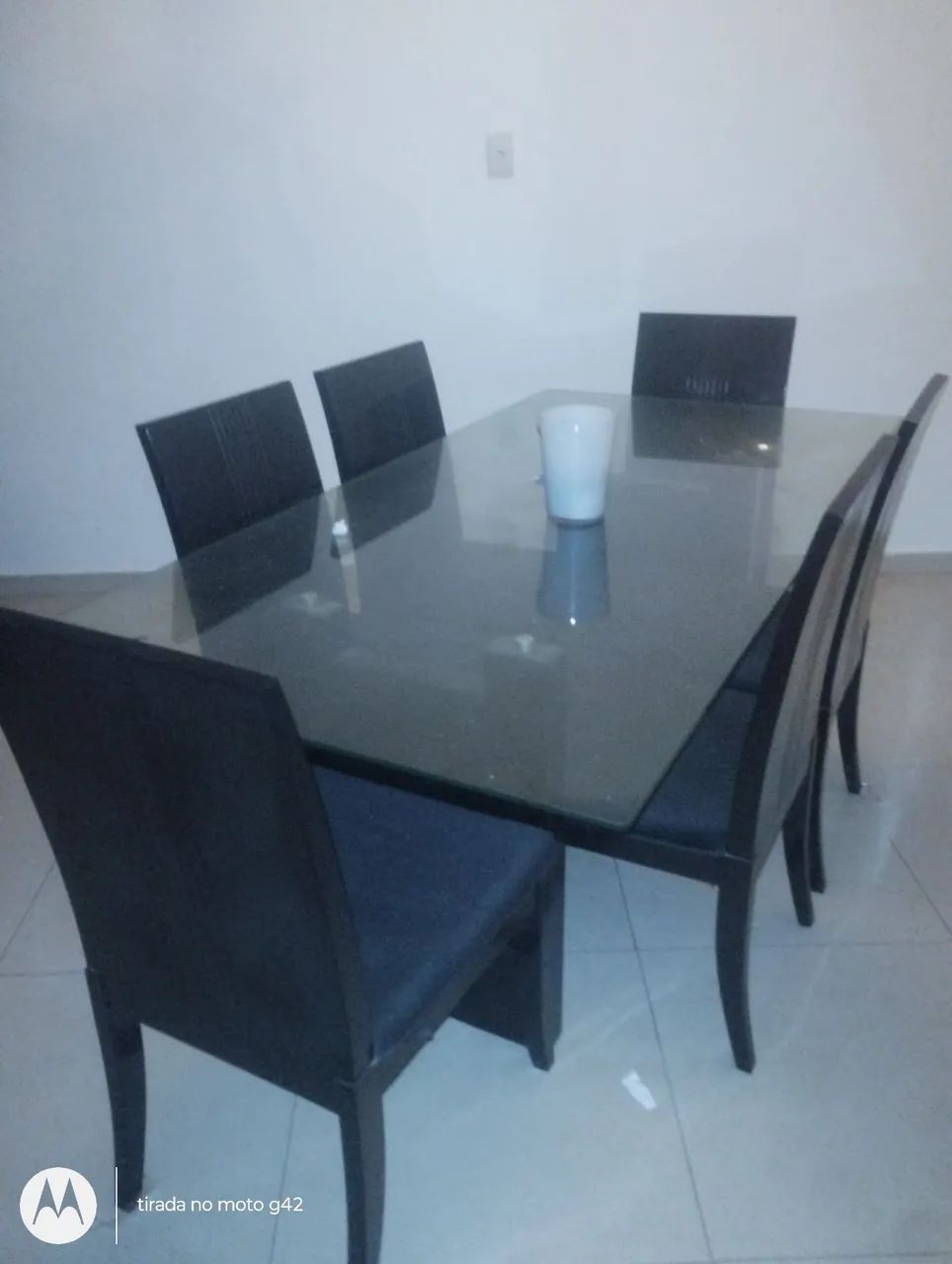 Mesa de vidro com seus lugares 