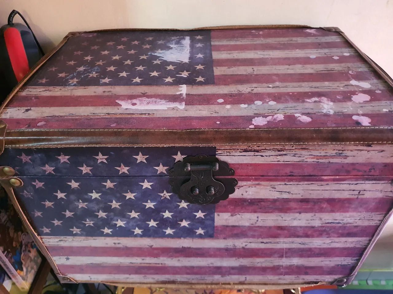 BAÚ COM BANDEIRA AMERICANA VINTAGE - Foto 2