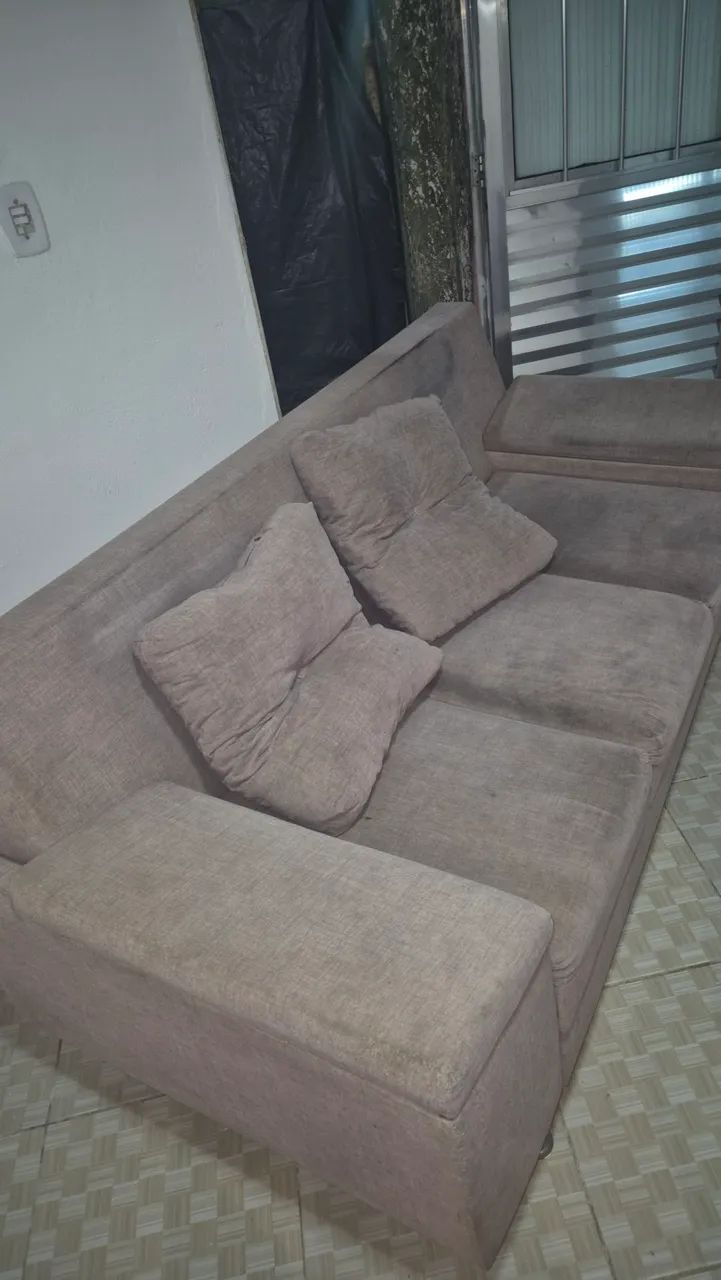 Sofá 3 lugares com duas almofadas - Foto 4