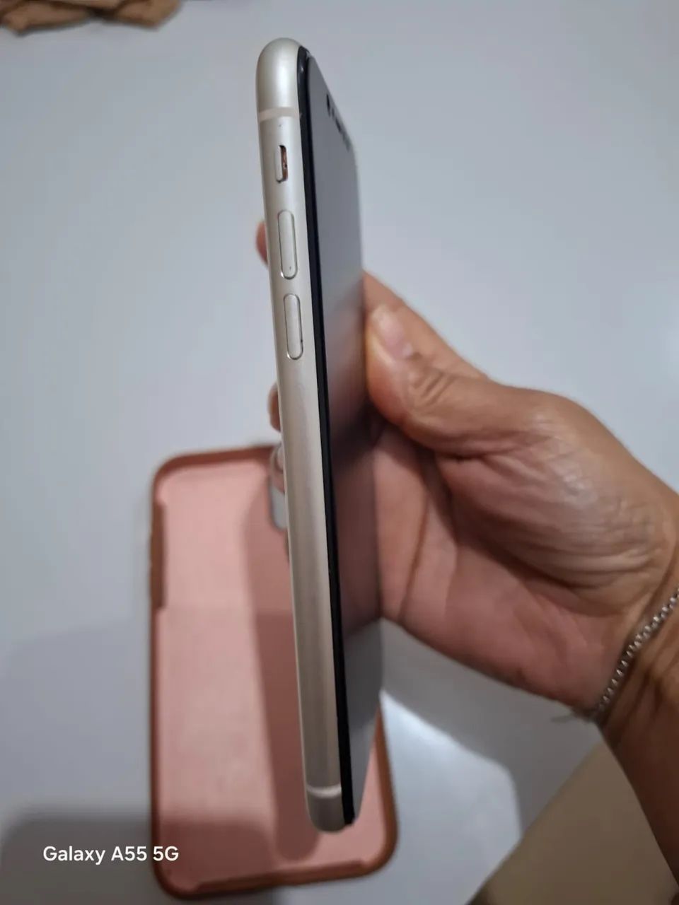 iPhone 11 (impecável) de mulher muito bem cuidado.