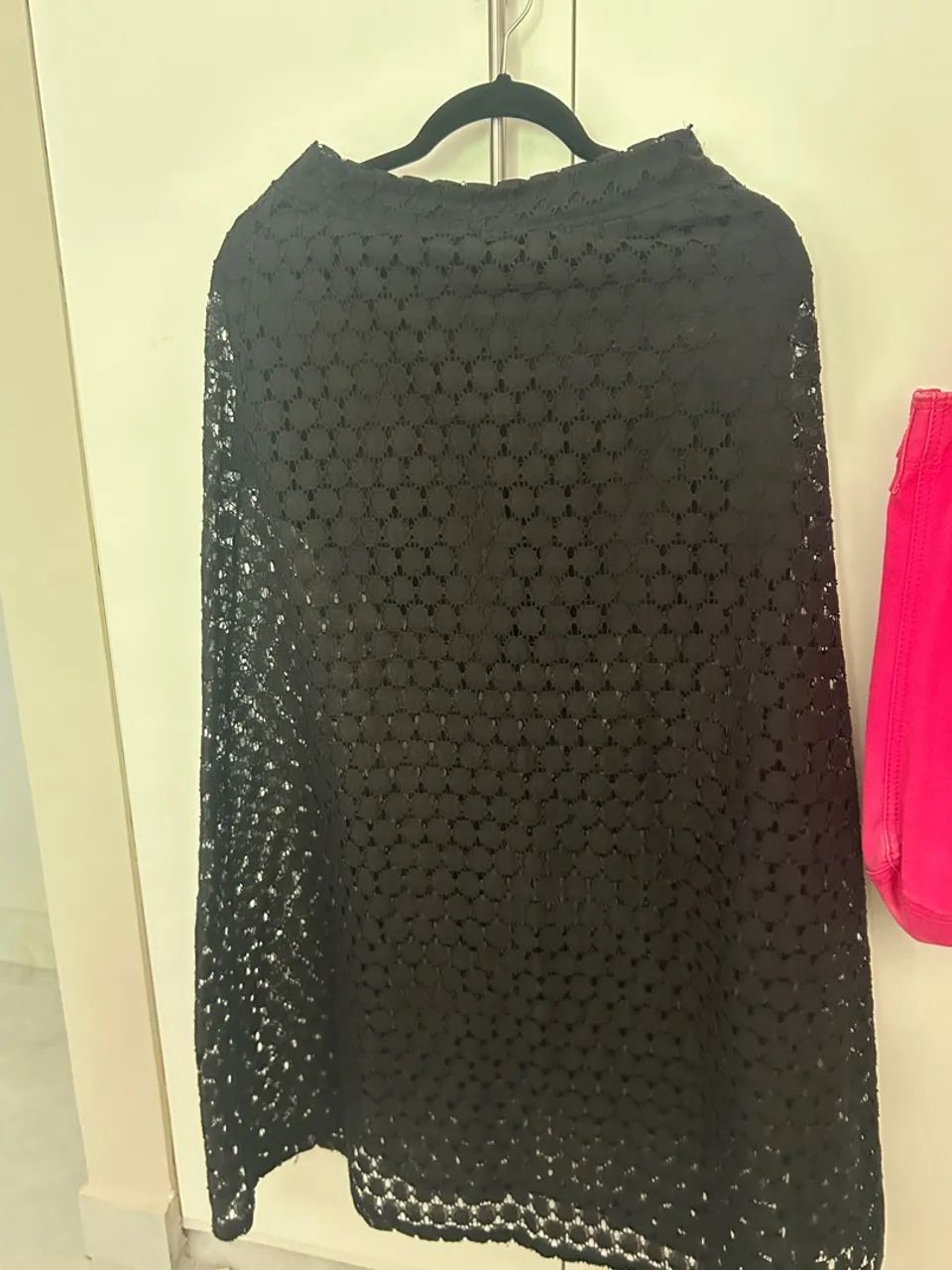 Saia preta com short embaixo 