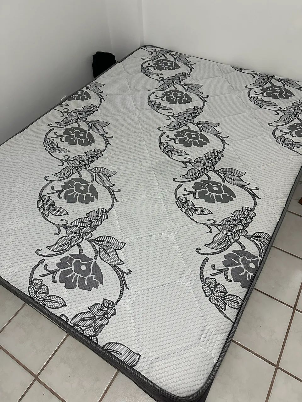 Cama casal com colchão 