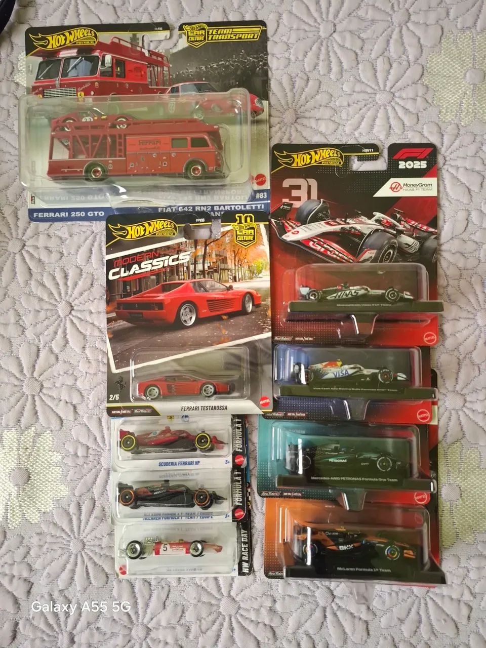 Miniaturas hotwheels premium e mainline ( Ferrari e Fórmula 1)