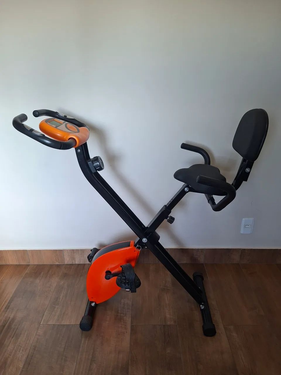 Bicicleta Ergométrica Dobrável WCT Fitness - Suporta 180kg, 10 níveis de tensão - Foto 2