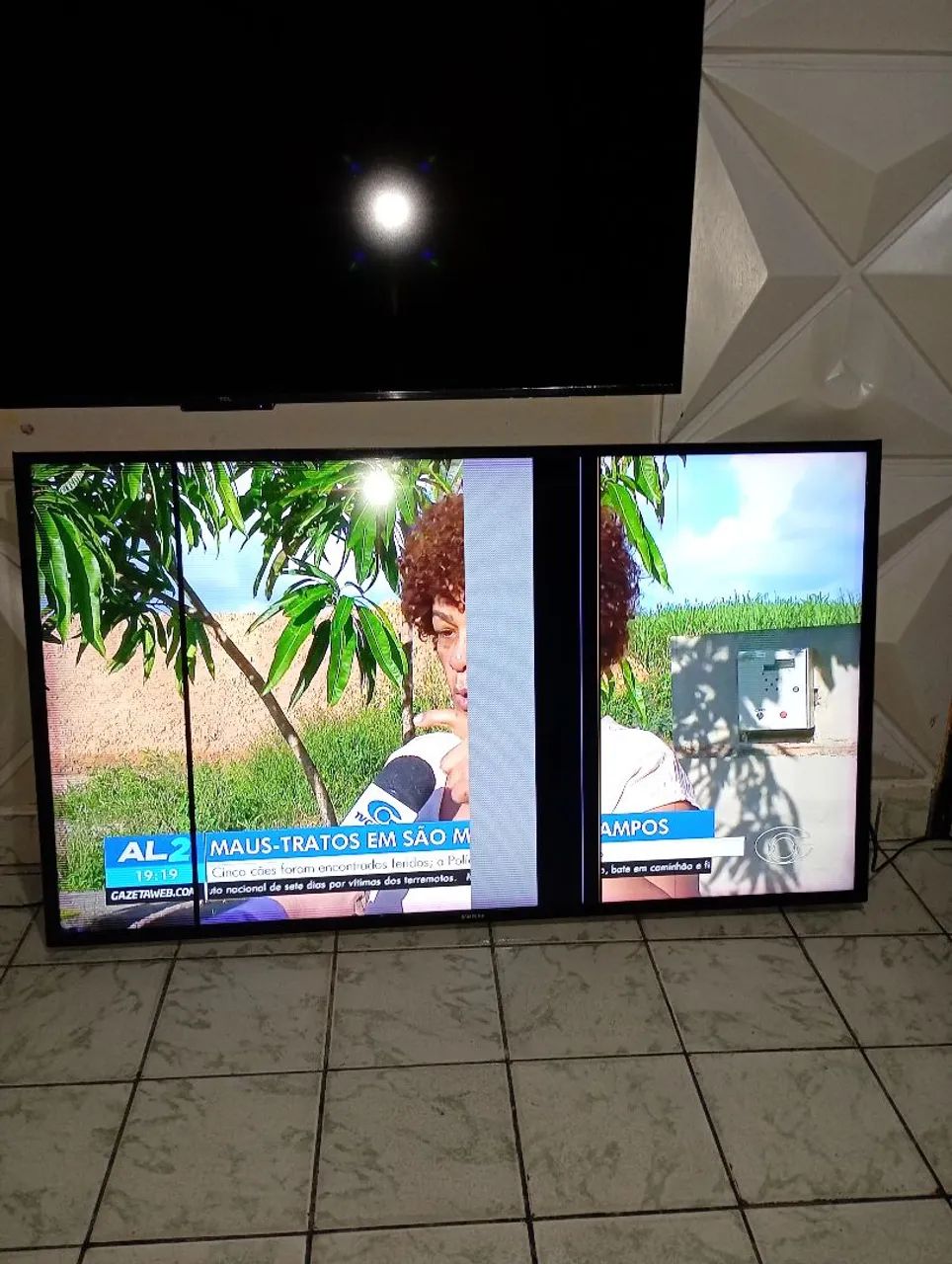 Tv Samsung 49 polegadas com controle obs a tv está com uma lista no meio  - Foto 2
