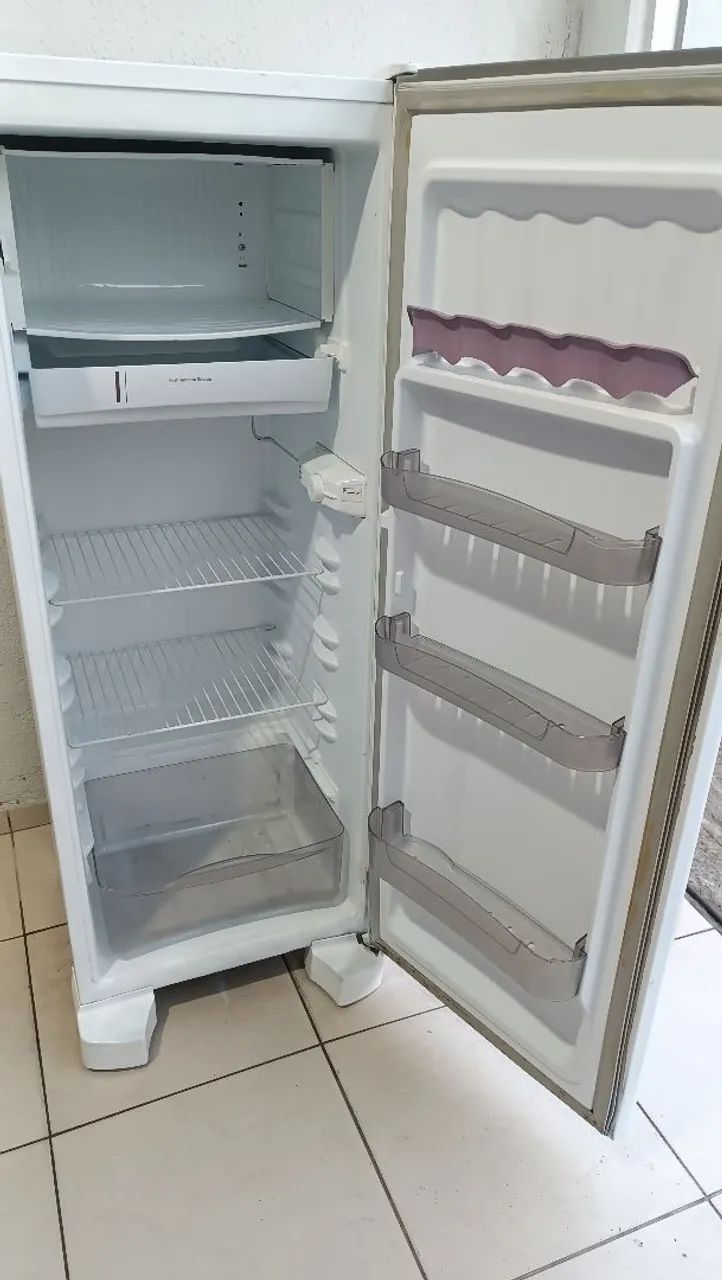 Geladeira Esmaltec gelo seco muito bem conservada ! - Foto 4