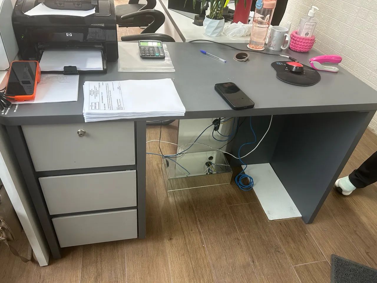 Mesa de escritório em MDF com gavetas