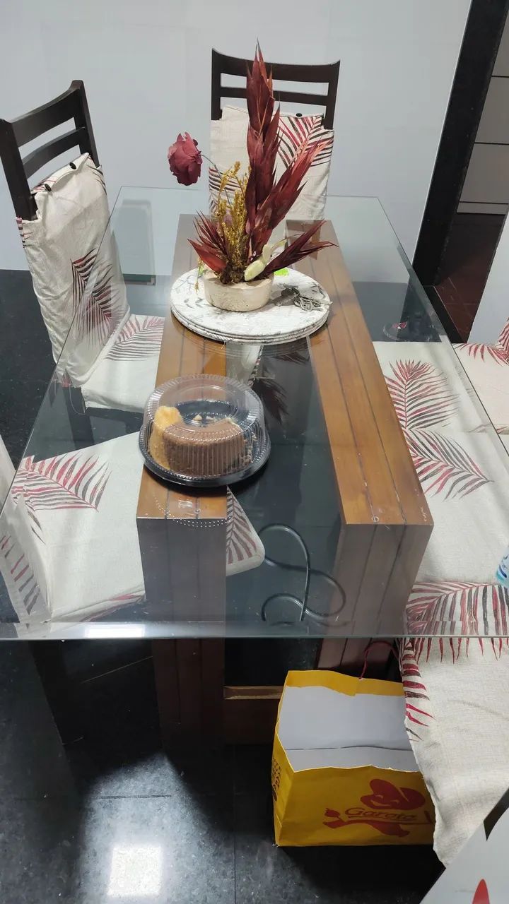 Anúncio de uma mesa com 6 cadeiras tampo de vidro e pés de madeira  - Foto 2