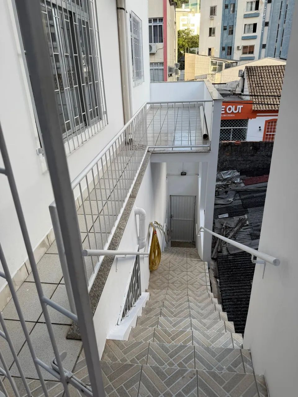 Casa residencial 1° andar, com 2 dormitórios, 2 bwcs completos, sala de estar e jantar, co - Foto 2