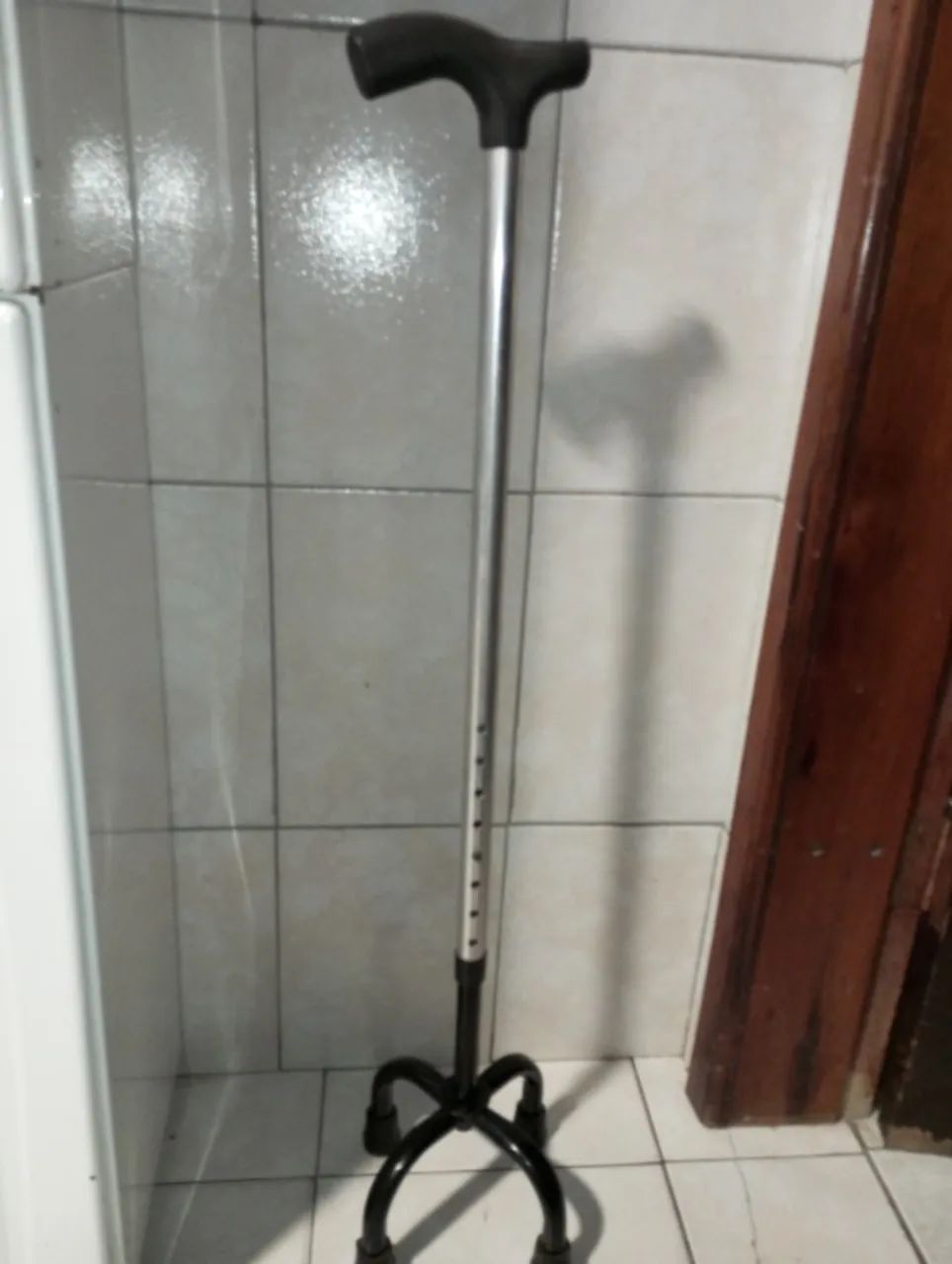 Bengala 4 apoios alumíno usadas  40,00  Whats 41 997288 792 para mensagens - Foto 2