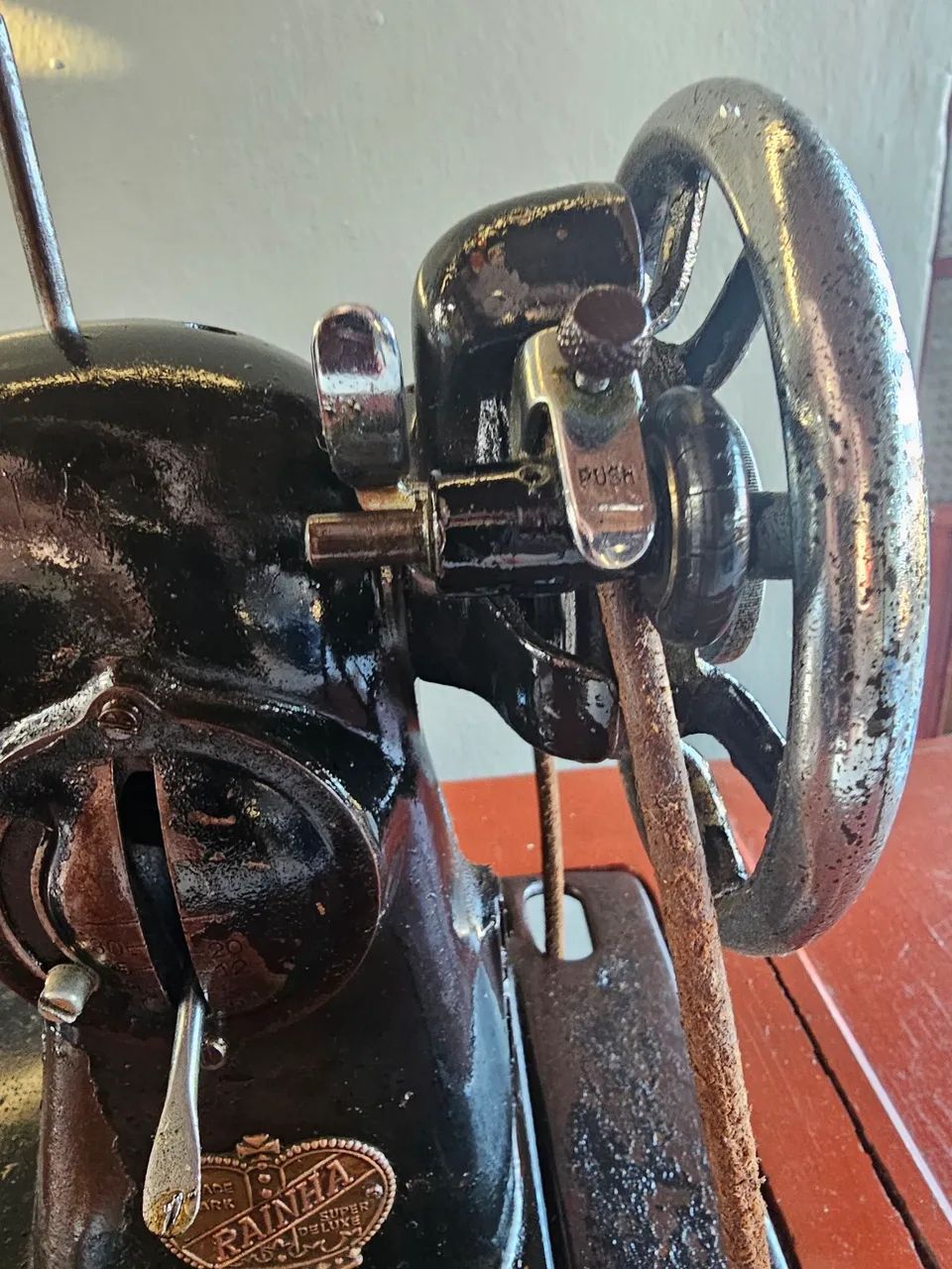 Maquina de Costura Antiga Rainha funcionando tudo/1950 - Foto 5