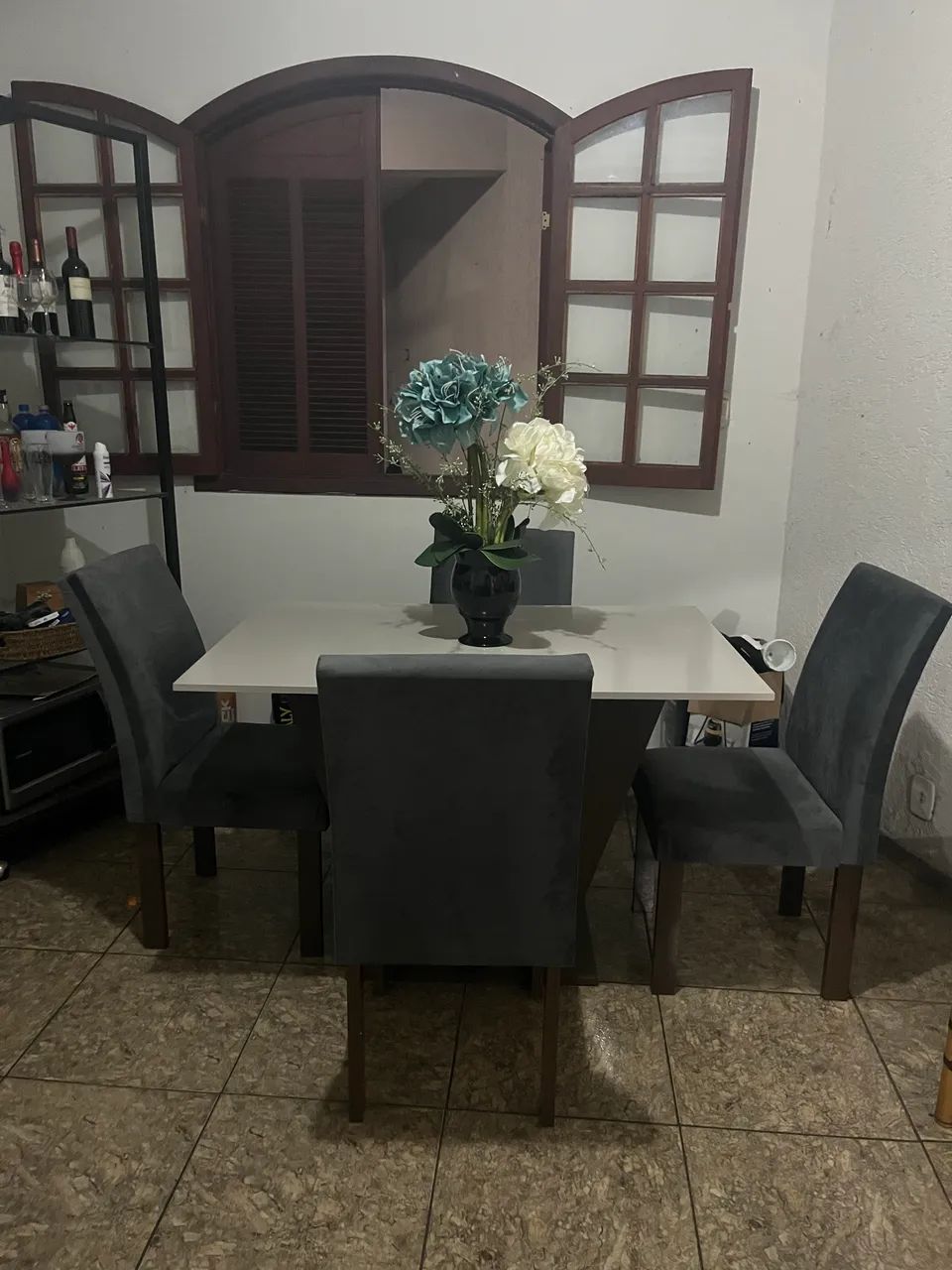 Vendo jogo de mesa com 4 cadeiras - Foto 4