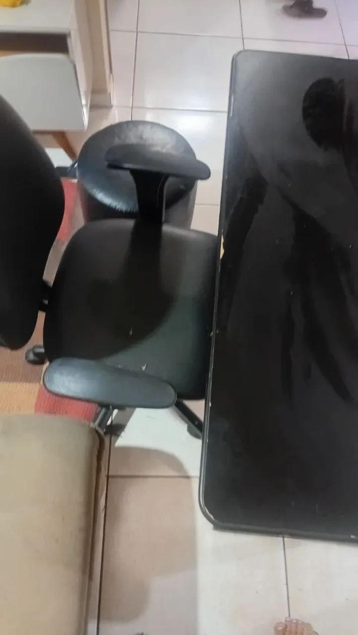 Vendo cadeira giratória e mesa escritório  - Foto 2