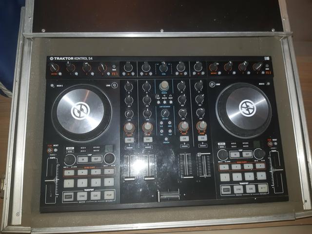 Controladora Traktor S4 mk2 + case