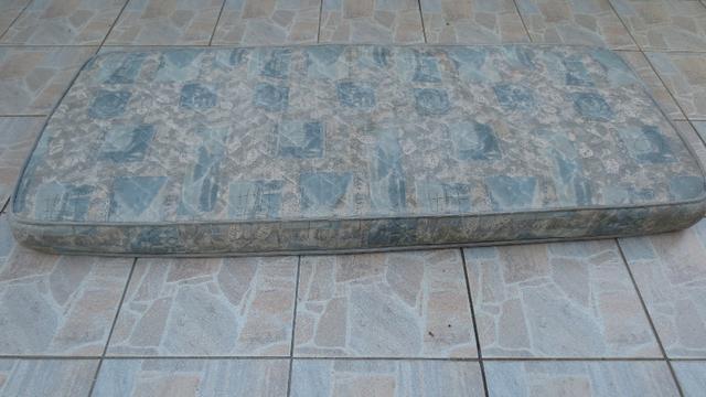 Vendo colchão de solteiro - ótimo estado - de boa qualidade - Foto 2